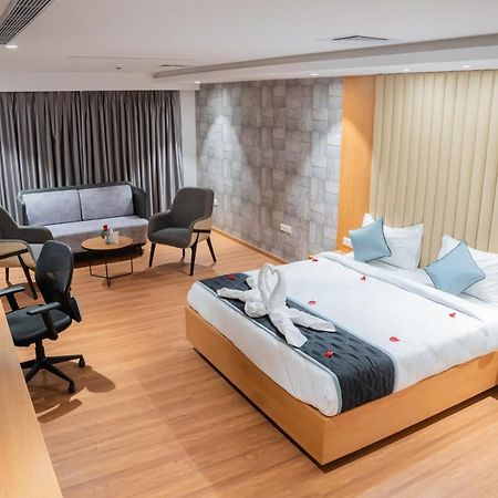 Hotel Tulips Grand Hyderabad Eksteriør billede