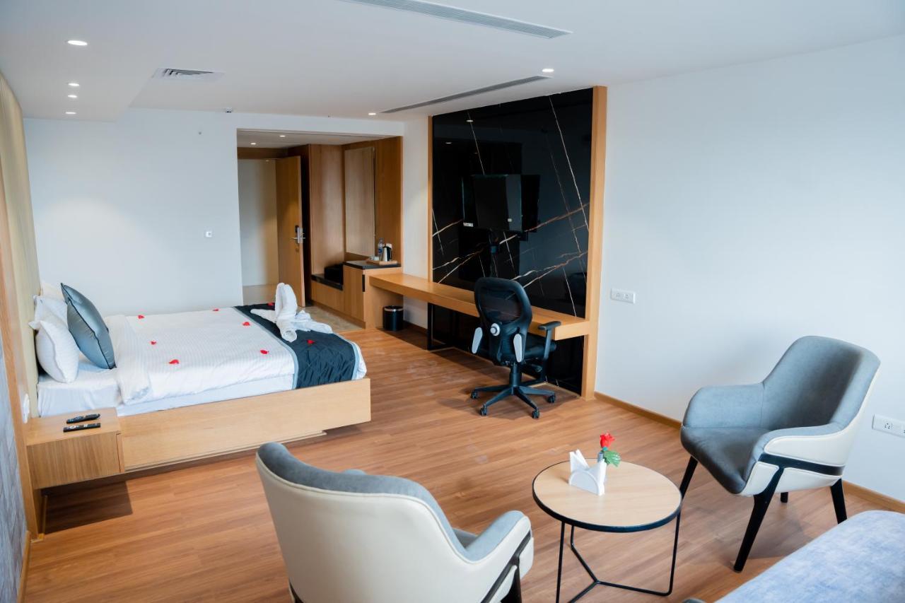 Hotel Tulips Grand Hyderabad Eksteriør billede