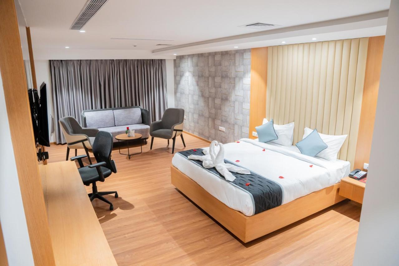 Hotel Tulips Grand Hyderabad Eksteriør billede