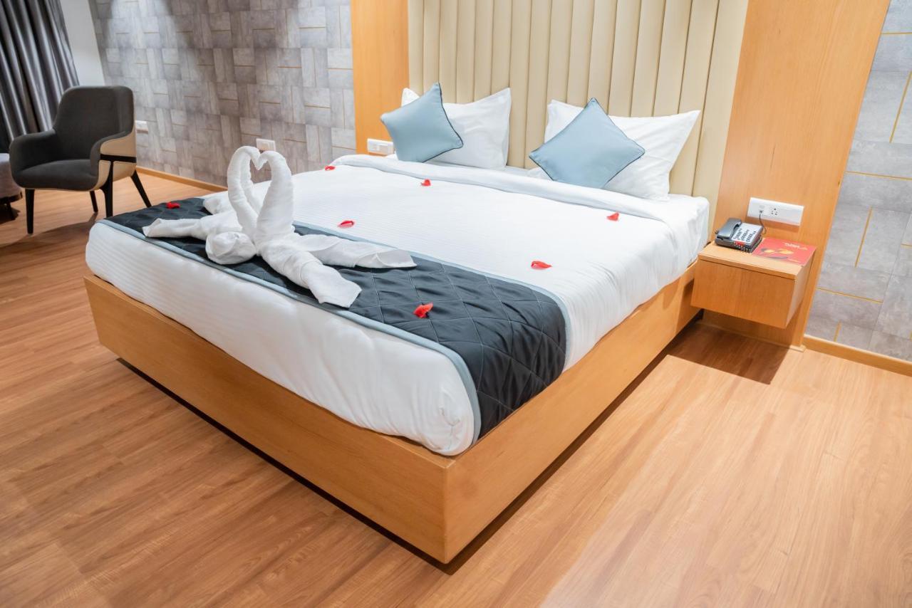 Hotel Tulips Grand Hyderabad Eksteriør billede
